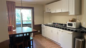 1-Bedroom King Suite with Hot Tub | 私人厨房 | 茶具/咖啡用具