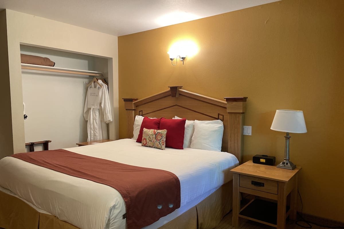 Deluxe Room, 1 King Bed, Accessible, Hot Tub