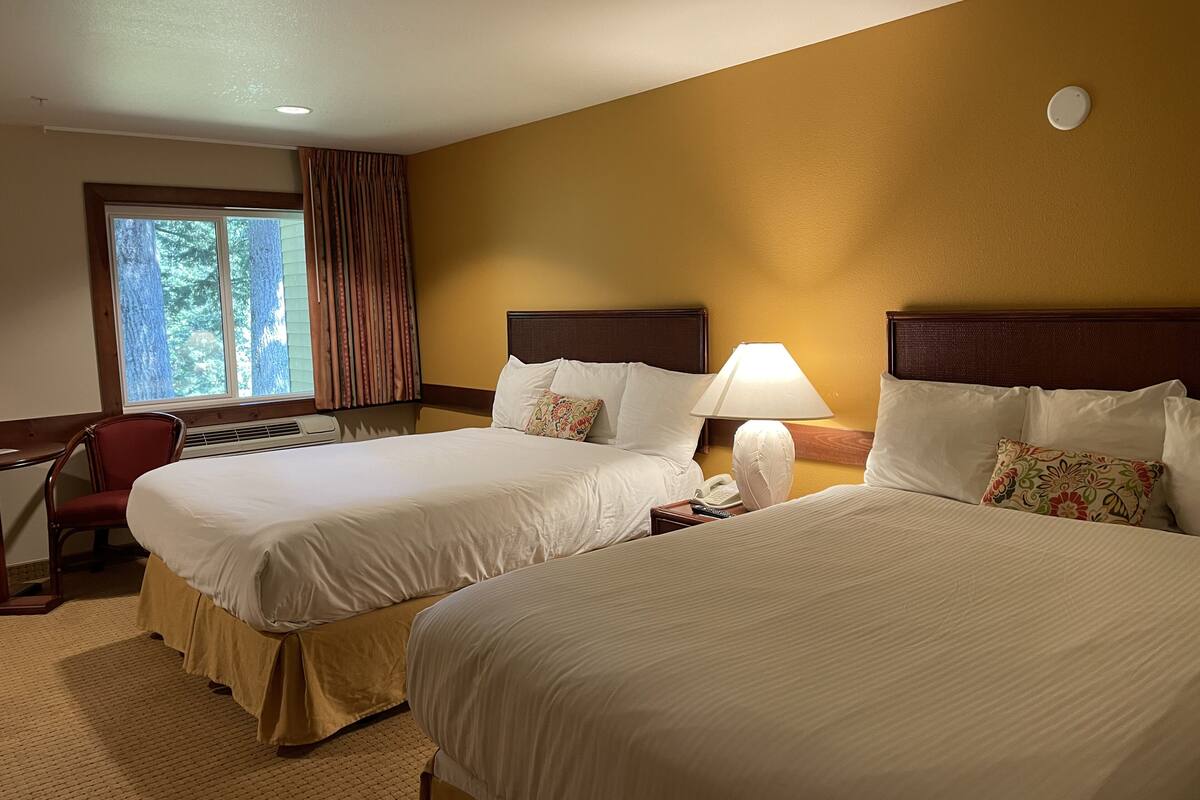 Deluxe Room, 2 Queen Beds, Fireplace
