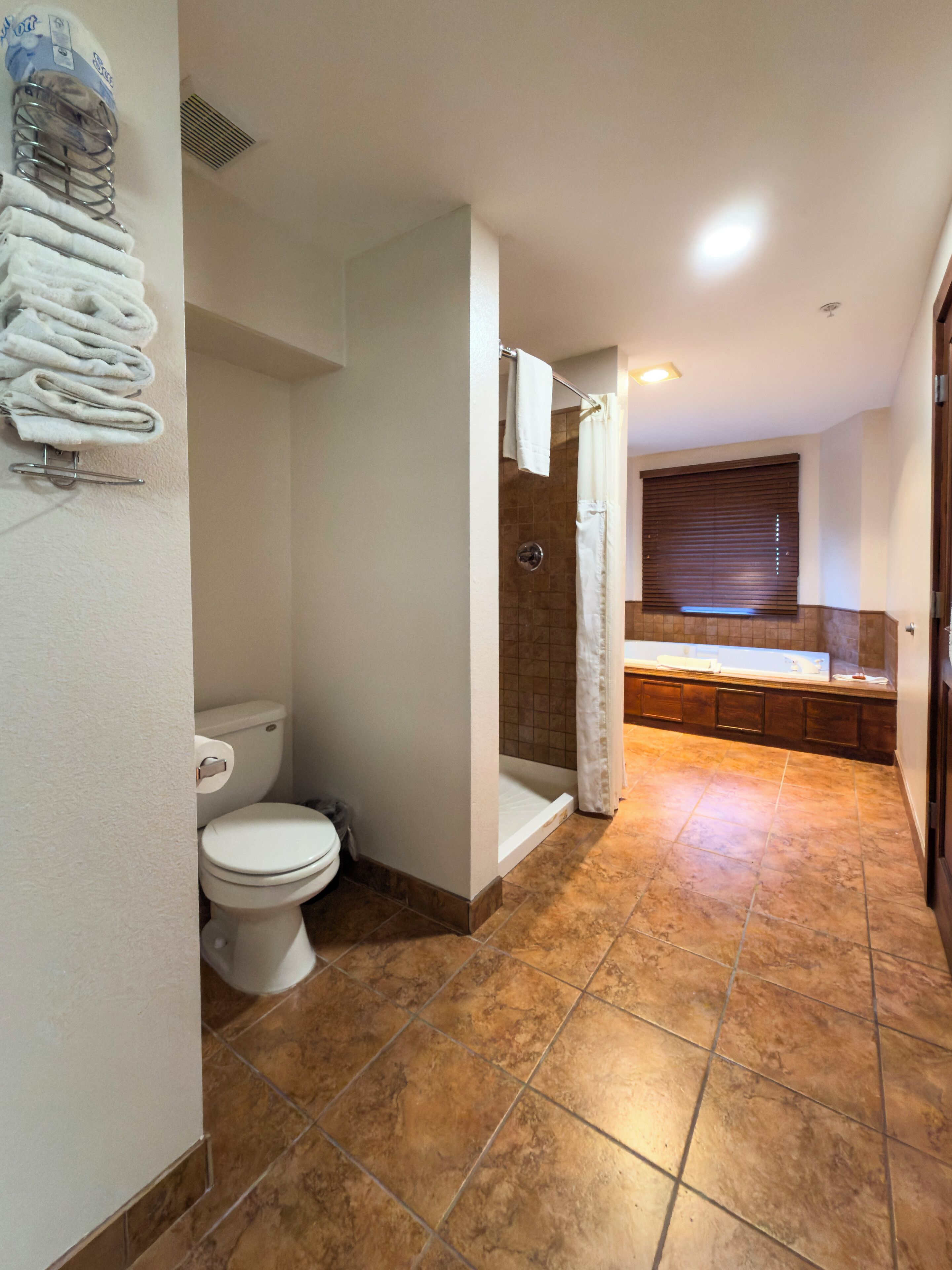 Ein Badezimmer mit Toilette, Dusche und Badewanne.