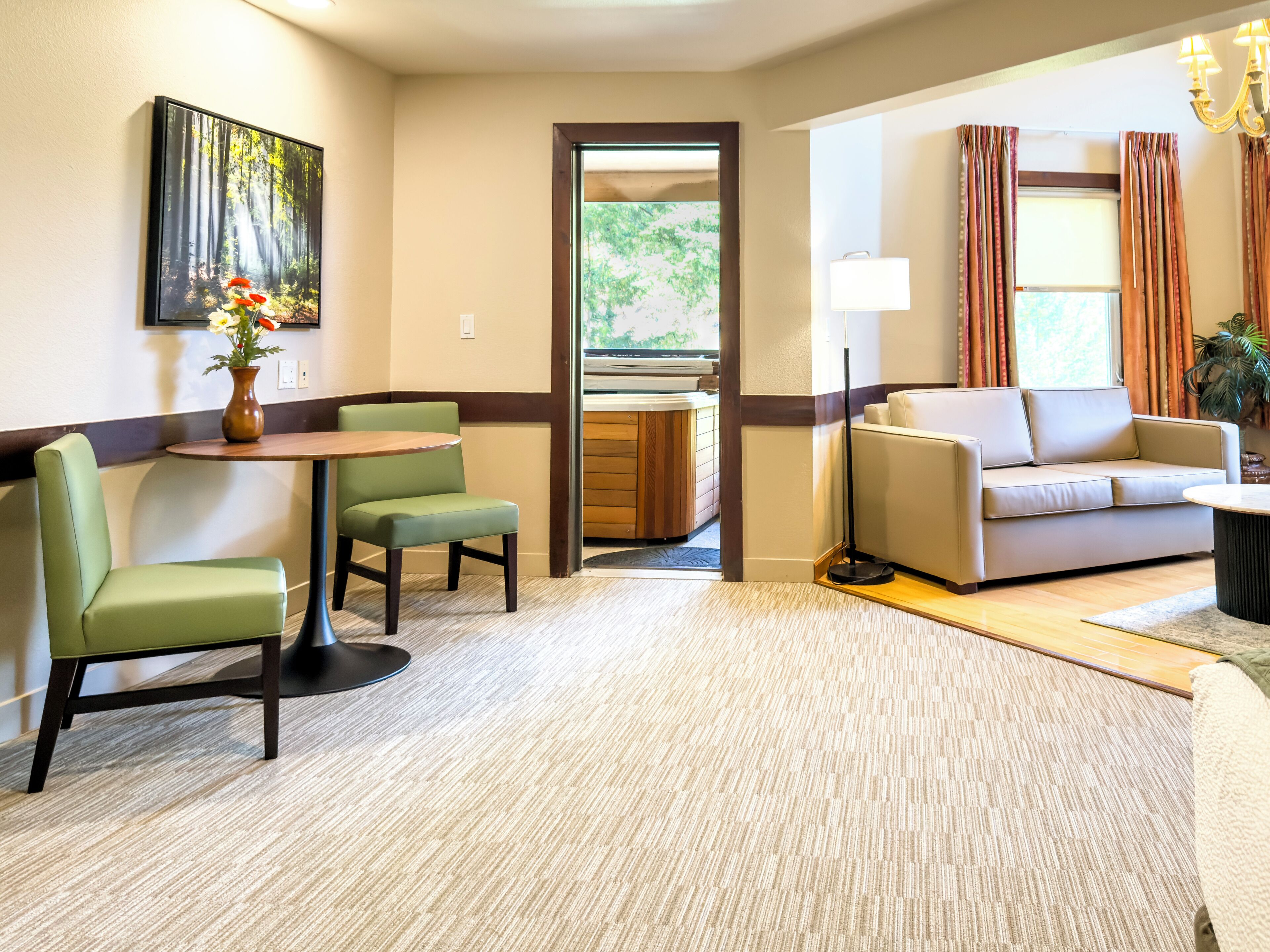 Suite, 1 très grand lit, baignoire à remous | Aire de séjour | Téléviseur à écran plat