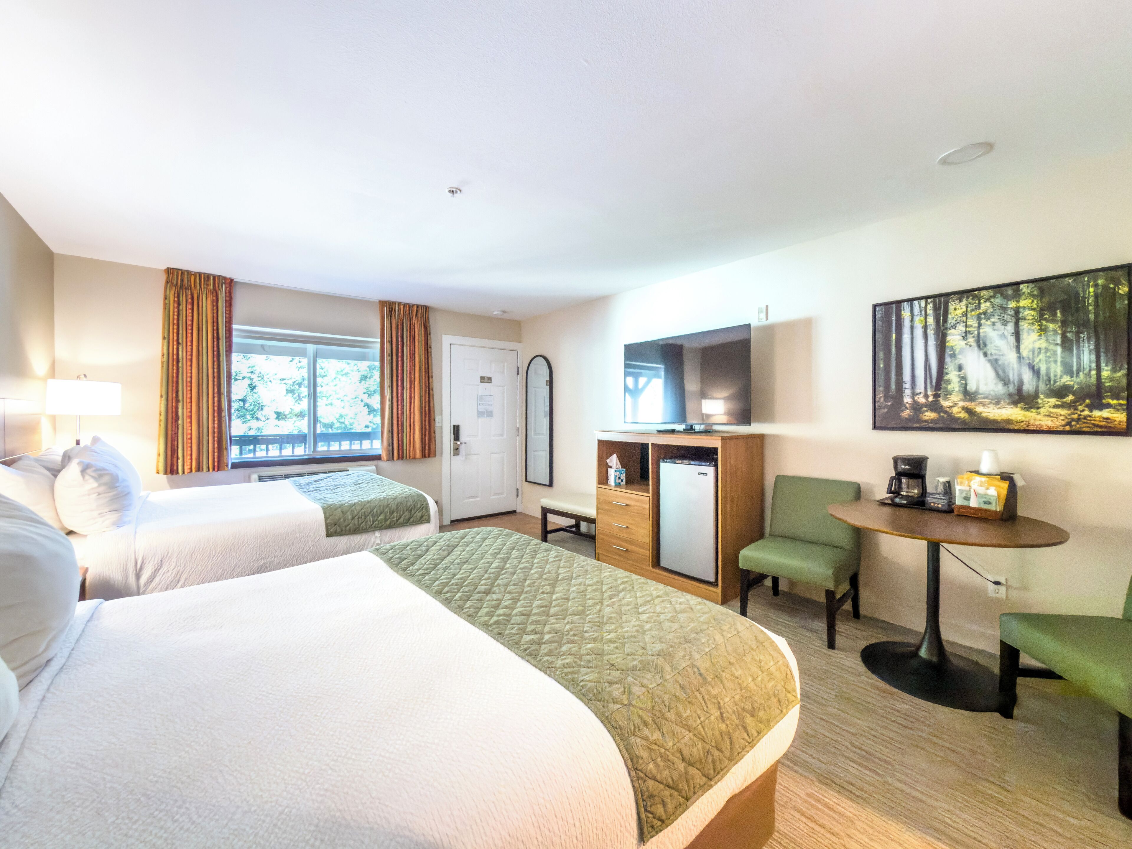 Rom – standard, 2 queensize-senger | Individuelt innredet, skrivebord og strykejern/-brett