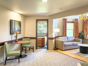 جناح - سرير ملكي - بمغطس ساخن | غرفة المعيشة | تلفزيون بشاشة مسطحة