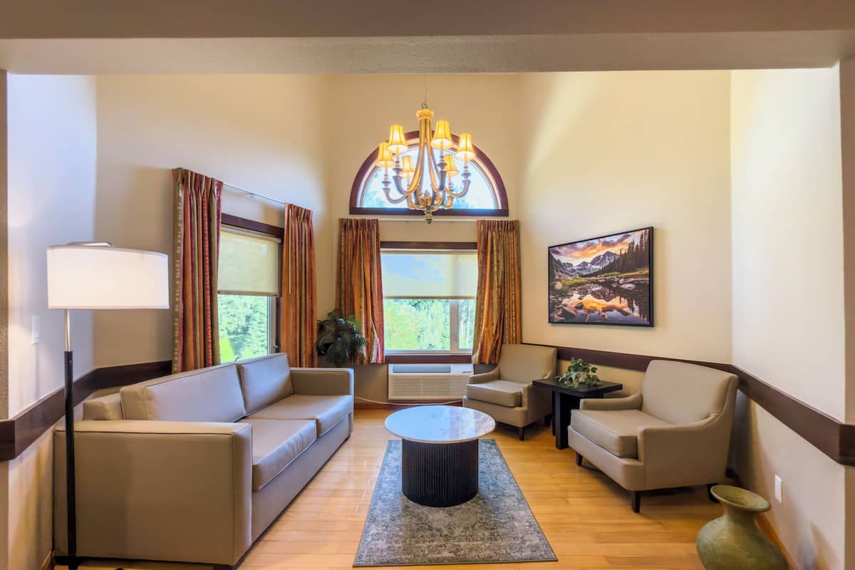 Suite, 1 kingsize bed, hot tub | Woonruimte | Een flatscreentelevisie