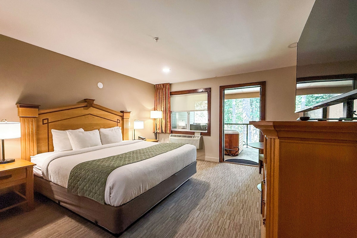 Deluxe Room, 1 King Bed, Accessible, Hot Tub | Desk, iron/ironing board, cribs (free), rollaway beds (free)