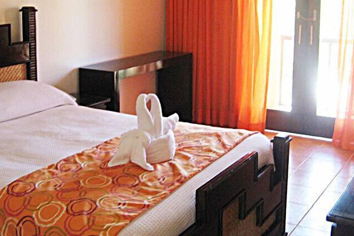 Queen Room | Minibar, in-room safe, desk, iron/ironing board