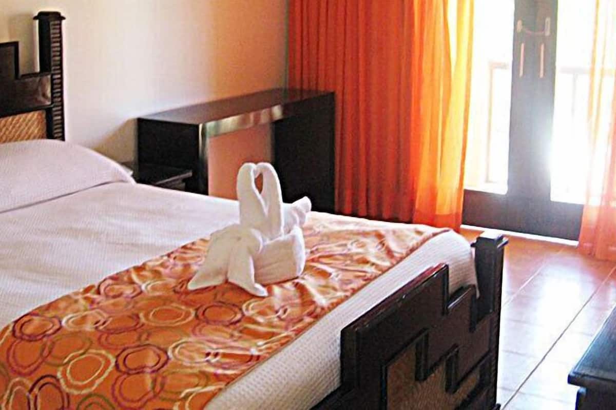 Minibar, in-room safe, desk, iron/ironing board