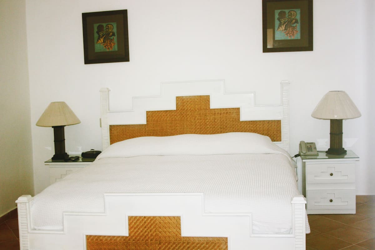 Minibar, in-room safe, desk, iron/ironing board