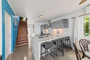 Exclusive-villa - 2 soveværelser - boblebad - havudsigt | Privat køkken | Køleskab/fryser i fuld størrelse, kogeplade, kaffe-/temaskine, elkedel