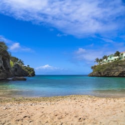 Sulla spiaggia, sabbia bianca, lettini da mare, immersioni subacquee