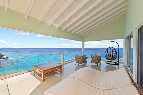 Villa exclusiva, 2 habitaciones, bañera de hidromasaje, vistas al mar | Vistas del balcón