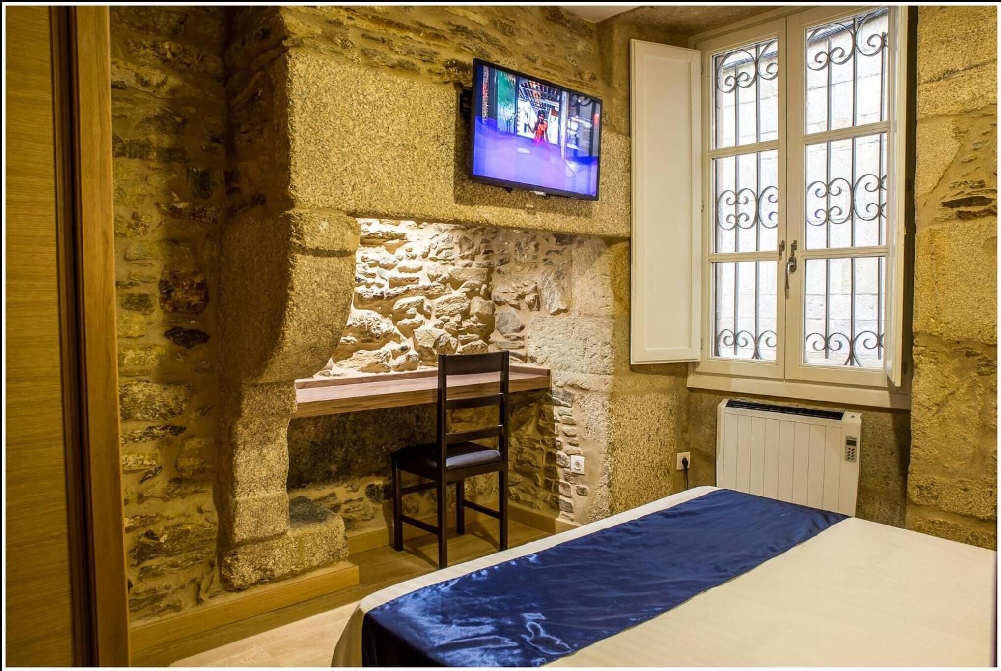 Een kluis op de kamer, een bureau, verduisterende gordijnen