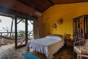 Dobbeltrom – standard, sjøutsikt | Minibar, individuelt dekorert, individuelt innredet og blendingsgardiner