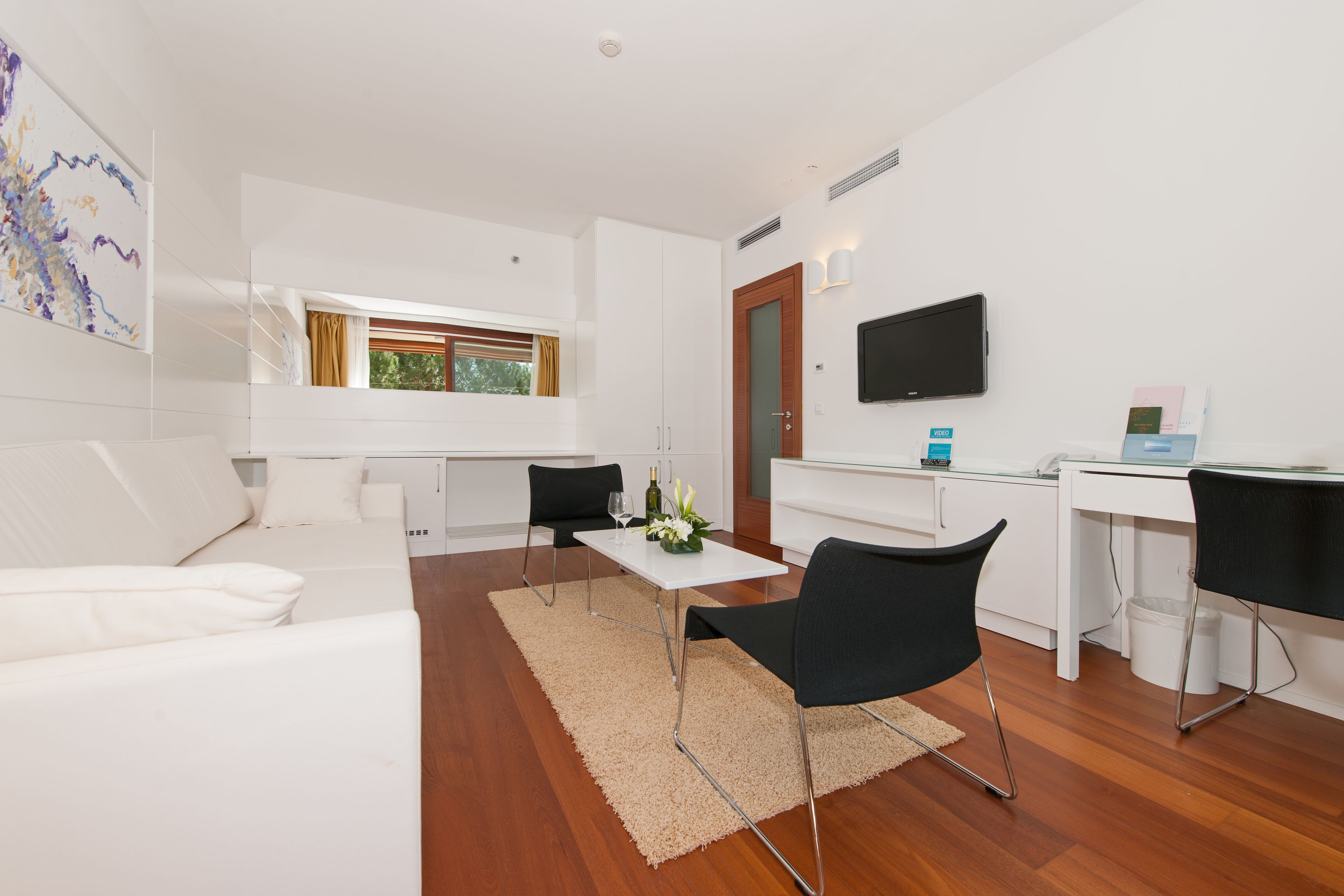 premium suite, balcony | living room | flat-screen tv