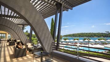 2 bars/lounges, 2 poolside bars