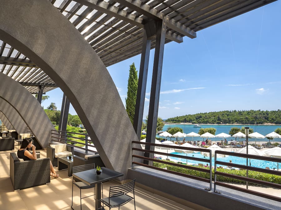 2 bars/lounges, 2 poolside bars