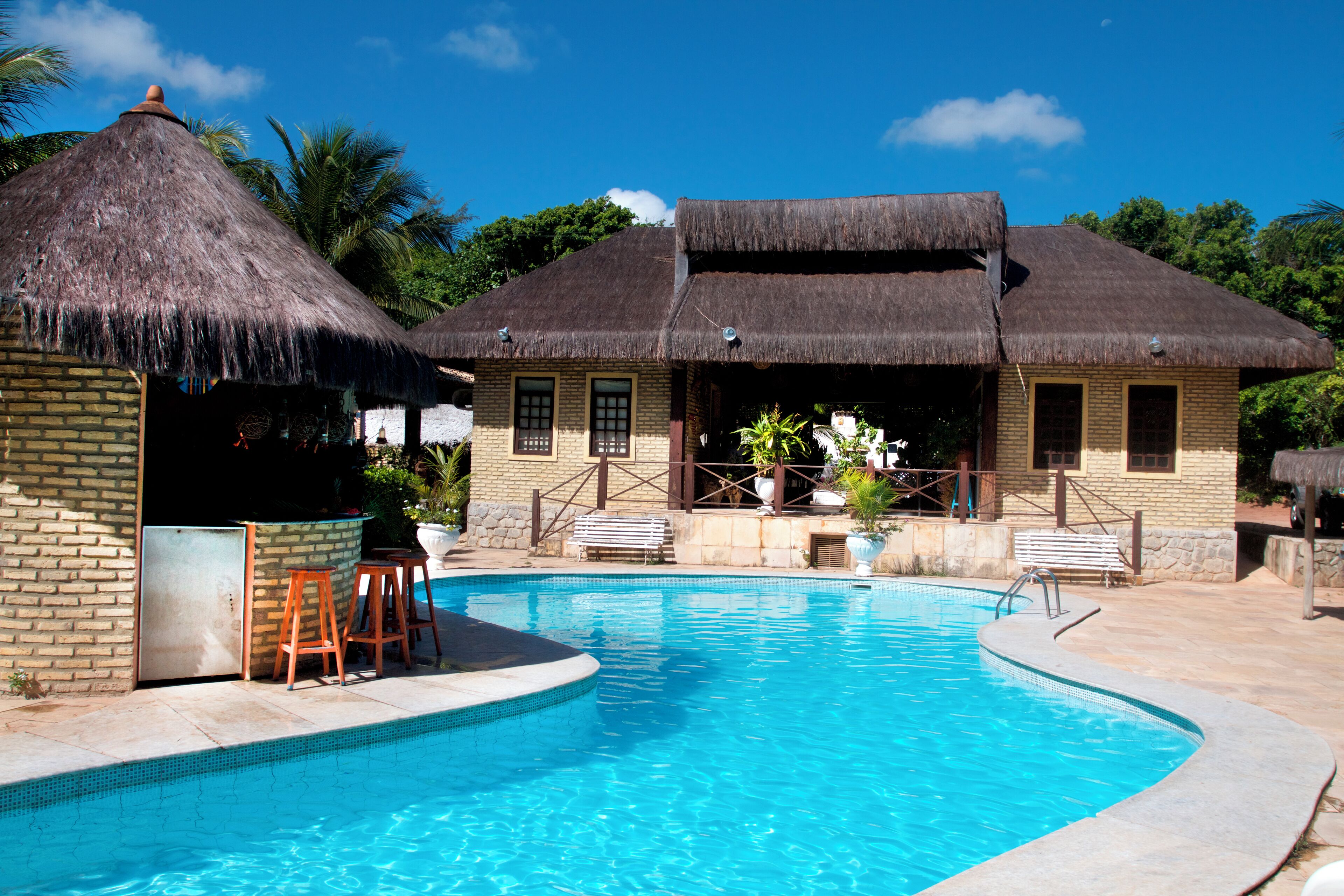 Piscine extérieure, chaises longues