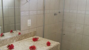 Chalet  Family | Bathroom | Shower, free toiletries, bathrobes, towels - Pousada Imperio do Sol (Tibau do Sul)