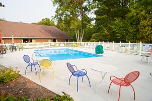 Una piscina al aire libre de temporada (de 09:00 a 21:00), tumbonas