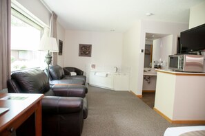 Rom – deluxe | Oppholdsområde | Flatskjerm-TV og DVD-spiller