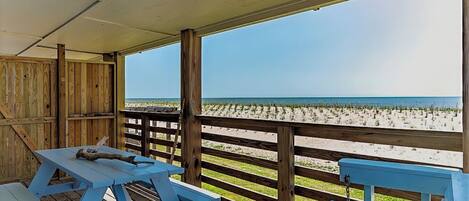 Suite reial, 2 dormitoris, cuina, primera línia de platja | Terrassa o pati