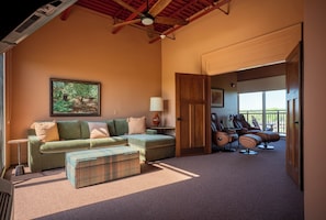 Deluxe Penthouse, 1 King Bed with Sofa bed, Non Smoking, River View | Egyptian cotton sheets, premium bedding, down comforters, pillowtop beds - Hotel Broad Ripple (Indianapolis)