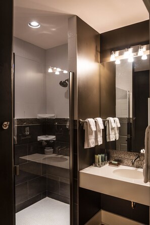 Comfort kamer, privébadkamer (Room 03) | Badkamer | Een douche, een haardroger, badjassen