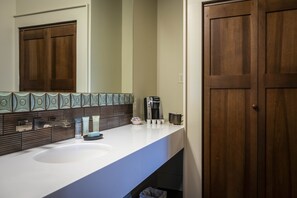 Comfort Room, 1 King Bed (Room 401) | Bathroom | Shower, hair dryer, bathrobes, towels - Hotel Broad Ripple (Indianapolis)