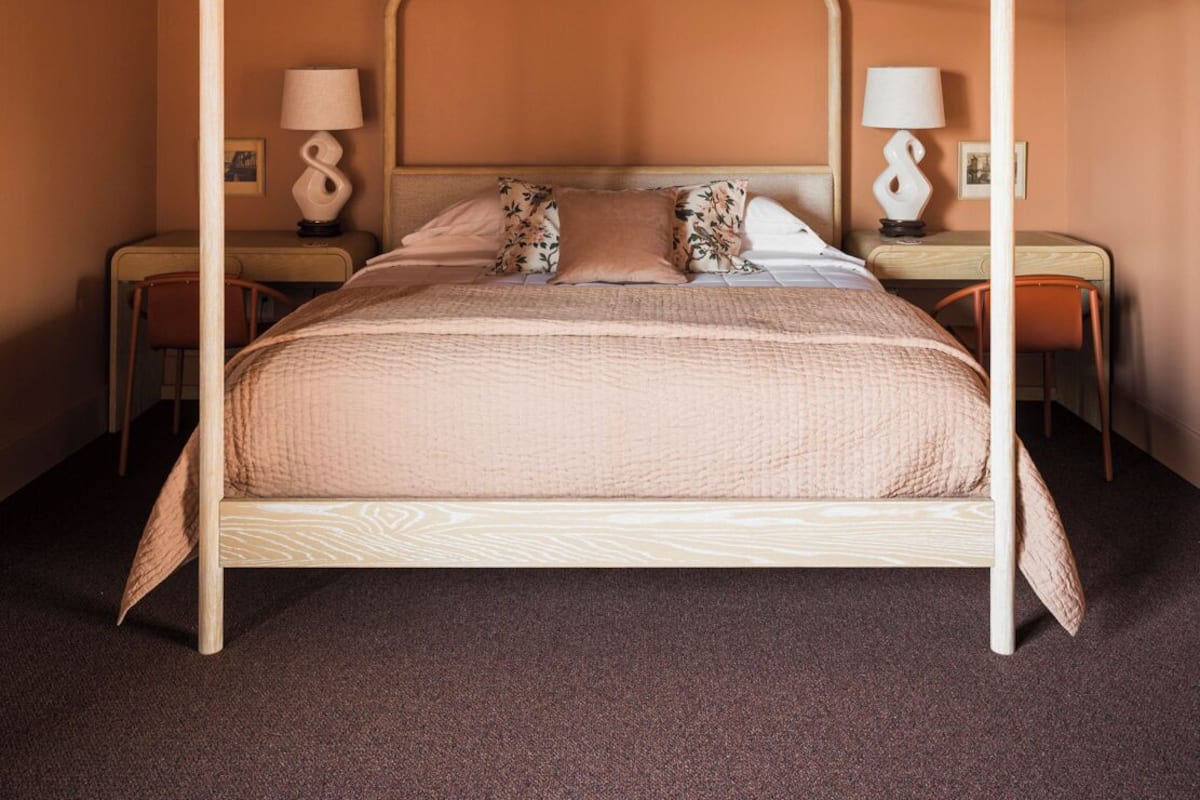 Comfort-rum - 1 kingsize-sÀng - utsikt mot staden | Egyptiska bomullslakan, sÀngtillbehör av högsta kvalitet och duntÀcken