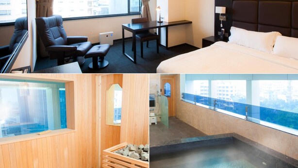 Camera d'albergo con letto, scrivania e angolo salotto. Dispone di sauna e vista sulla città.
