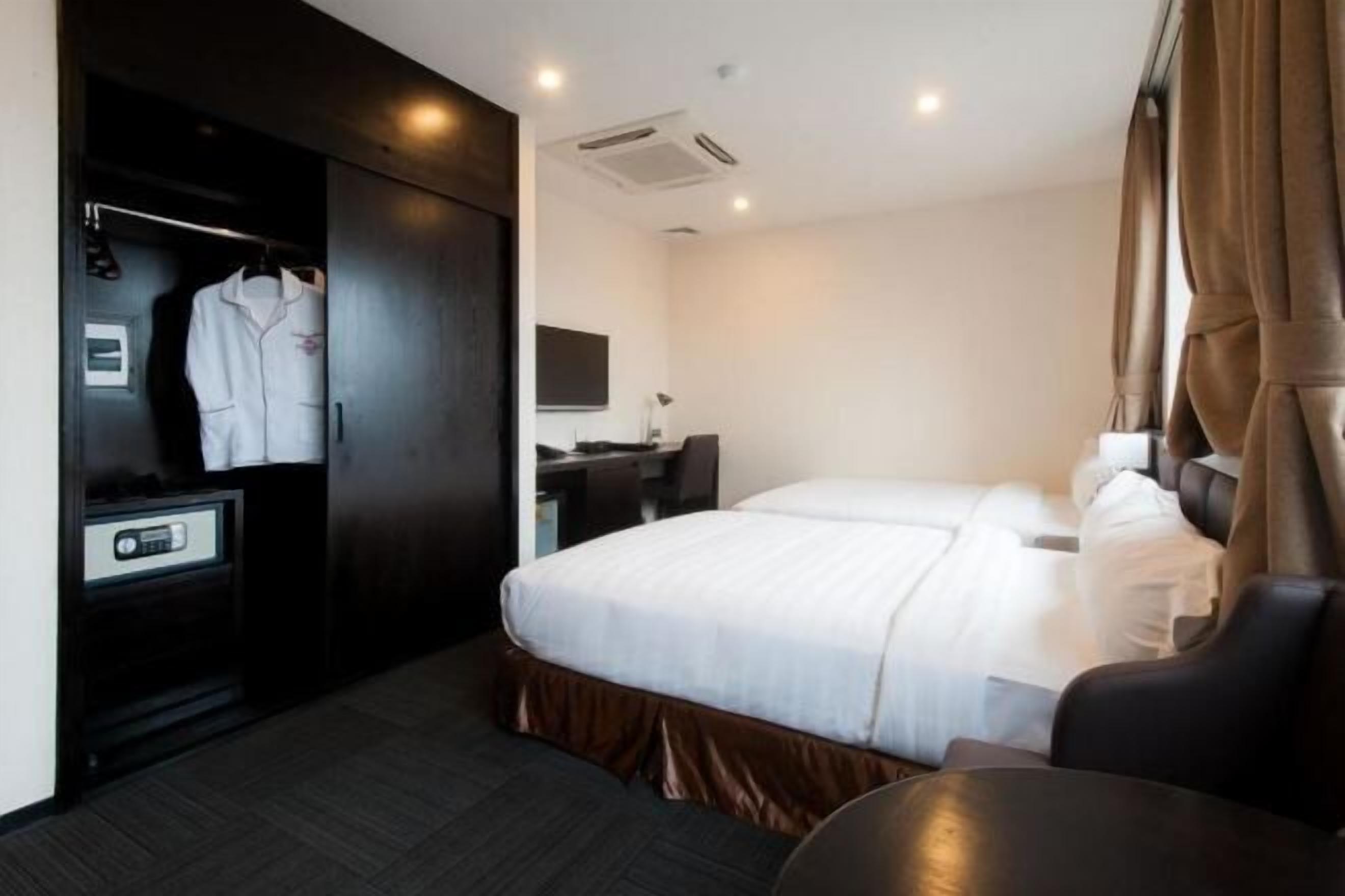 Premium bedding, free minibar items, in-room safe, desk