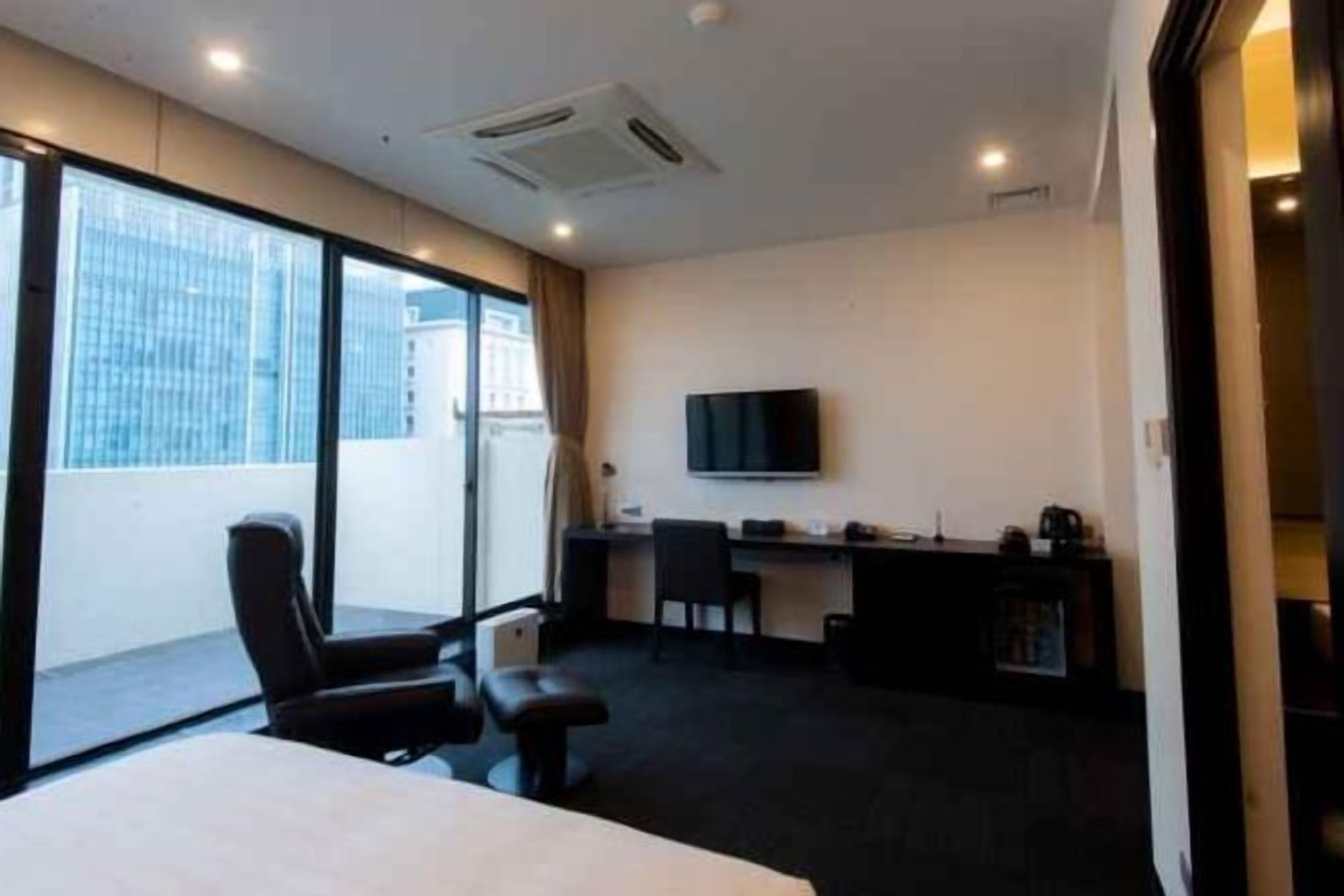 Premium bedding, free minibar items, in-room safe, desk