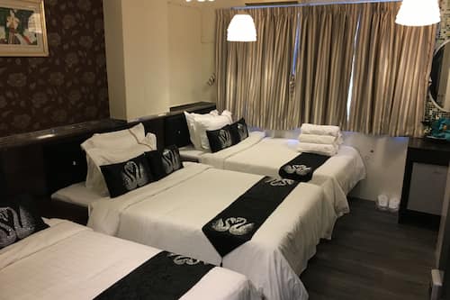 Habitación familiar | Ropa de cama de alta calidad y tabla de planchar con plancha