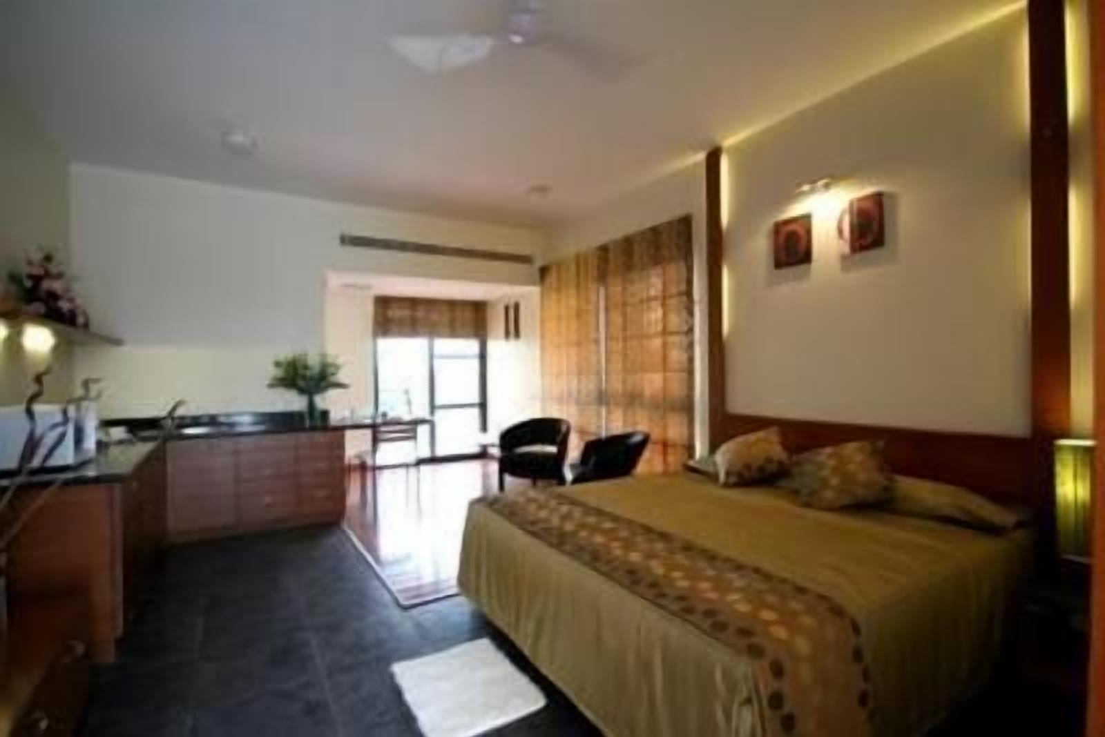 1 bedroom, desk, iron/ironing board, rollaway beds