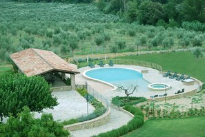 A pool area with lounge chairs and a gazebo. - Tenuta del Perugino (Bettona)