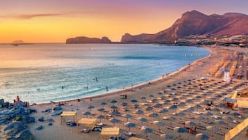 Beach nearby, free beach shuttle, 10 beach bars