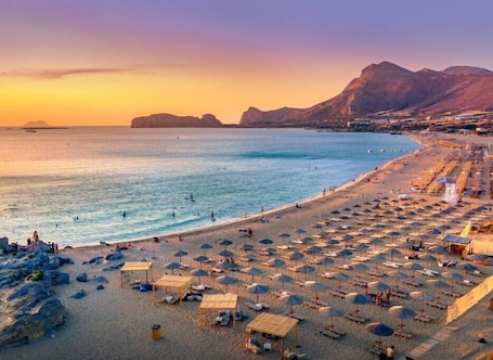 Beach nearby, free beach shuttle, 10 beach bars
