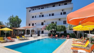 Outdoor pool, pool umbrellas, sun loungers