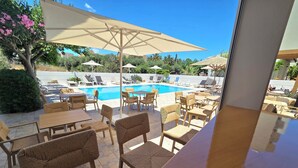 Outdoor pool, pool umbrellas, sun loungers - Archontiko (Malevizi)