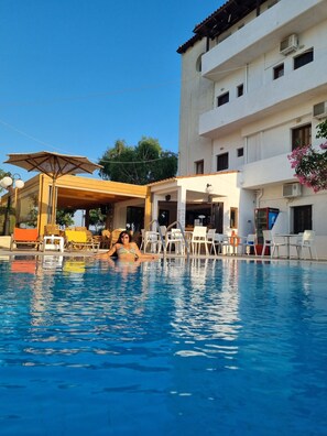 Outdoor pool, pool umbrellas, sun loungers - Archontiko (Malevizi)
