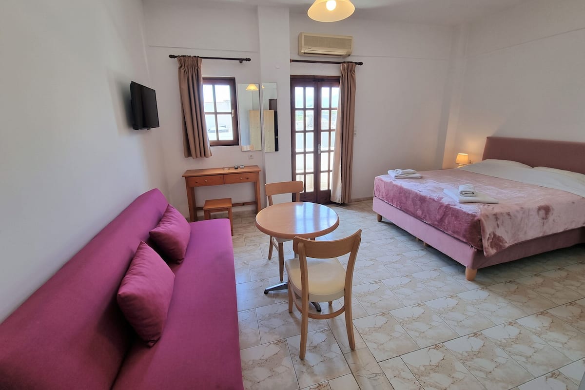 Double Room, Garden View | 1 bedroom, individually furnished, desk, blackout drapes