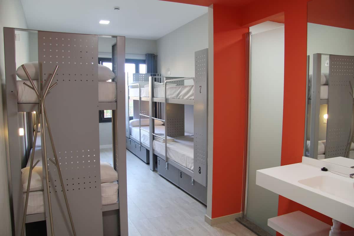 Private room with 8 beds | Premium bedding, free WiFi, bed sheets
