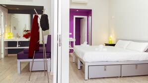 Une chambre d’hôtel moderne, équipée d’un lit, d’un bureau et d’une chaise.