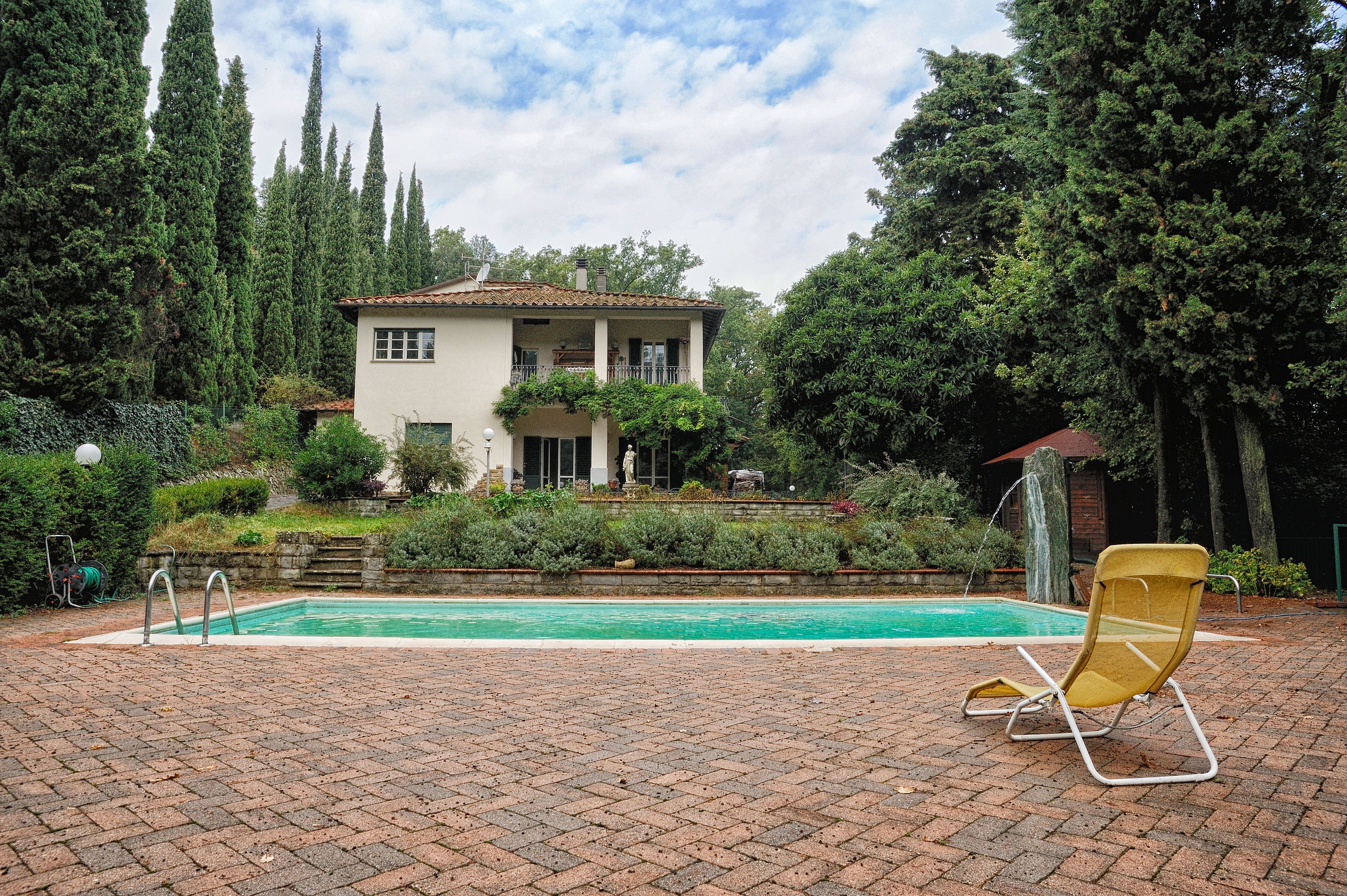 Piscina all'aperto, lettini