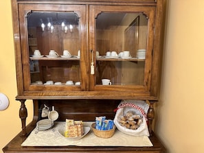 Mini réfrigérateur, batterie de cuisine, vaisselle et ustensiles