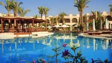 8 piscinas externas, guarda-sóis, espreguiçadeiras