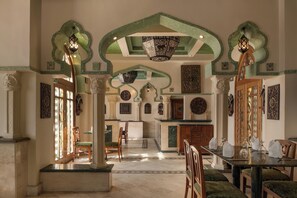 10 restaurants, serveren ontbijt, lunch, diner, internationale gerechten