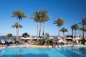 8 piscinas al aire libre, sombrillas, sillones reclinables de piscina