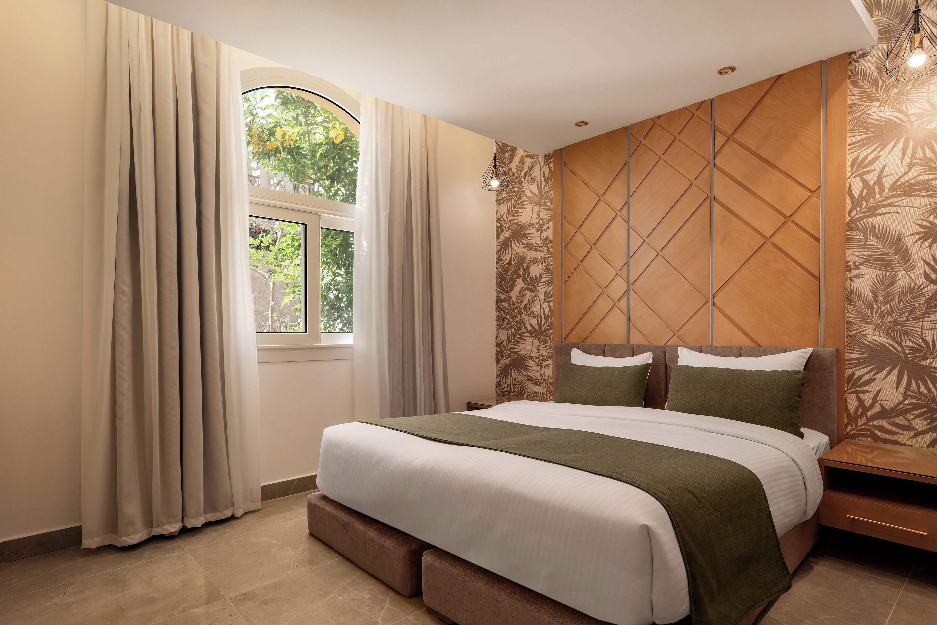 Standard Room | Minibar, in-room safe, blackout drapes, bed sheets