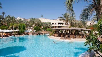 8 piscinas externas, guarda-sóis, espreguiçadeiras